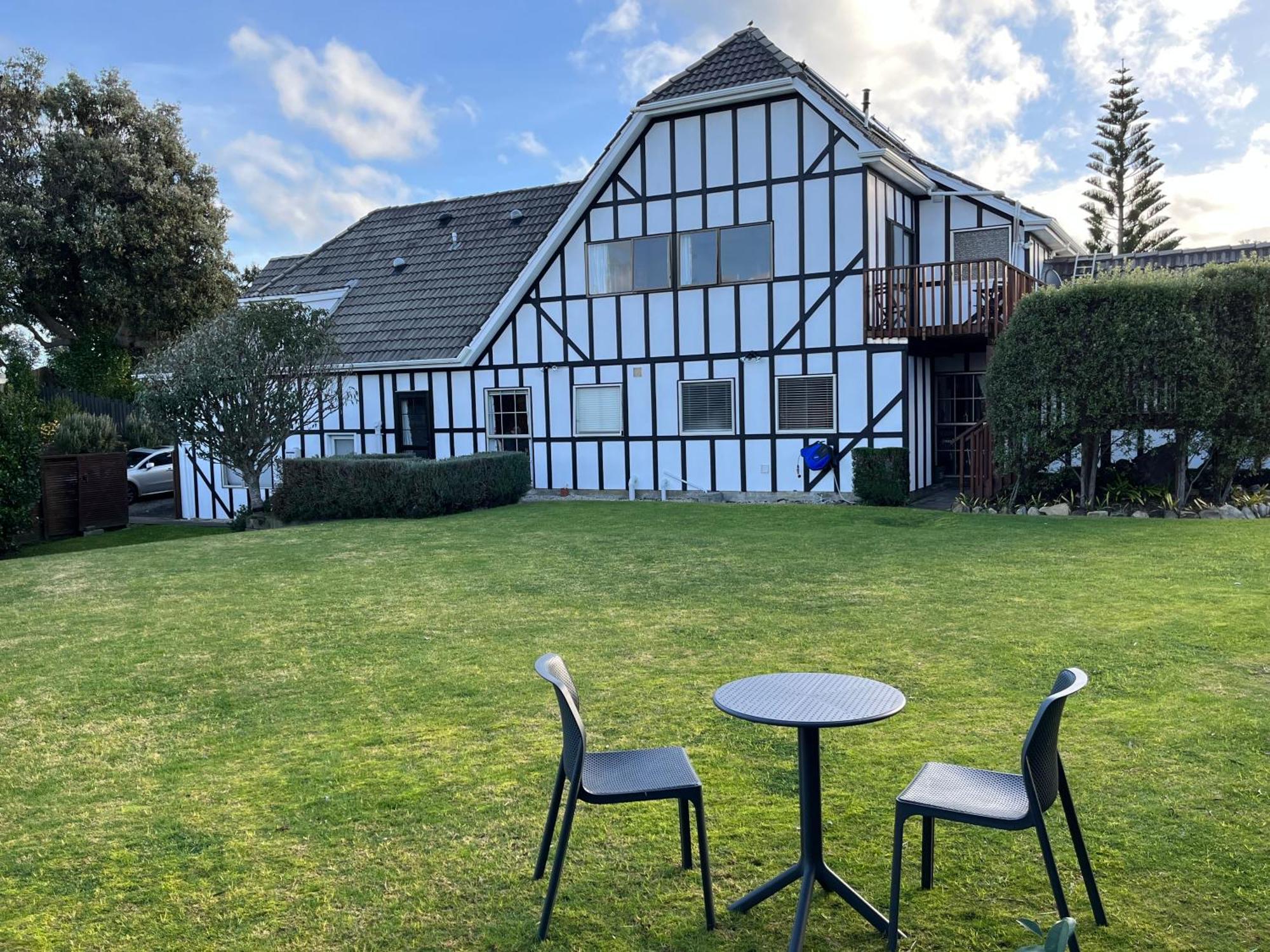 Tudor Manor Bed & Breakfast Paraparaumu Exterior foto