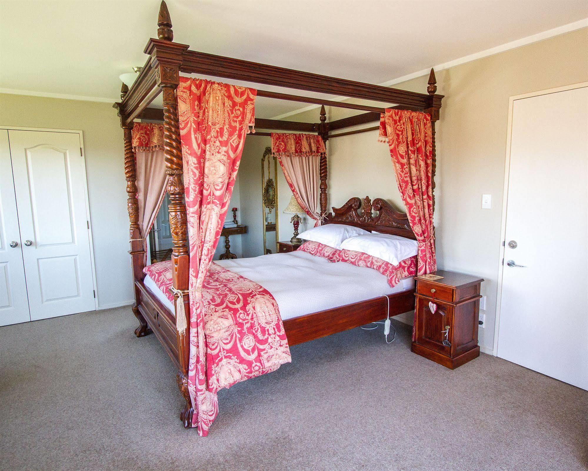 Tudor Manor Bed & Breakfast Paraparaumu Exterior foto